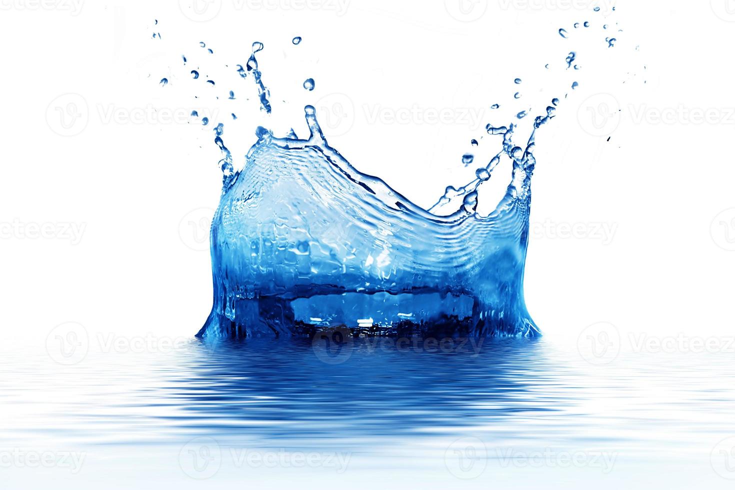 respingos de água limpa fresca em azul foto
