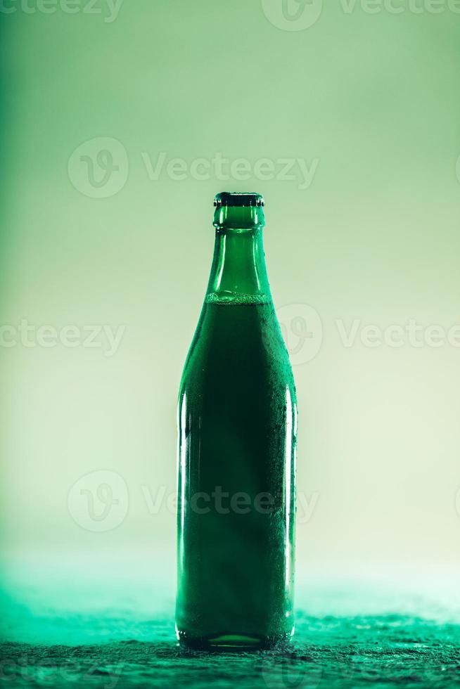 garrafa de cerveja verde. rua dia de patrick foto