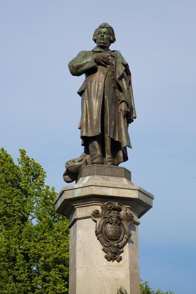 Varsóvia, Polônia, 2022 - monumento de Adam Mickiewicz em Varsóvia, Polônia foto