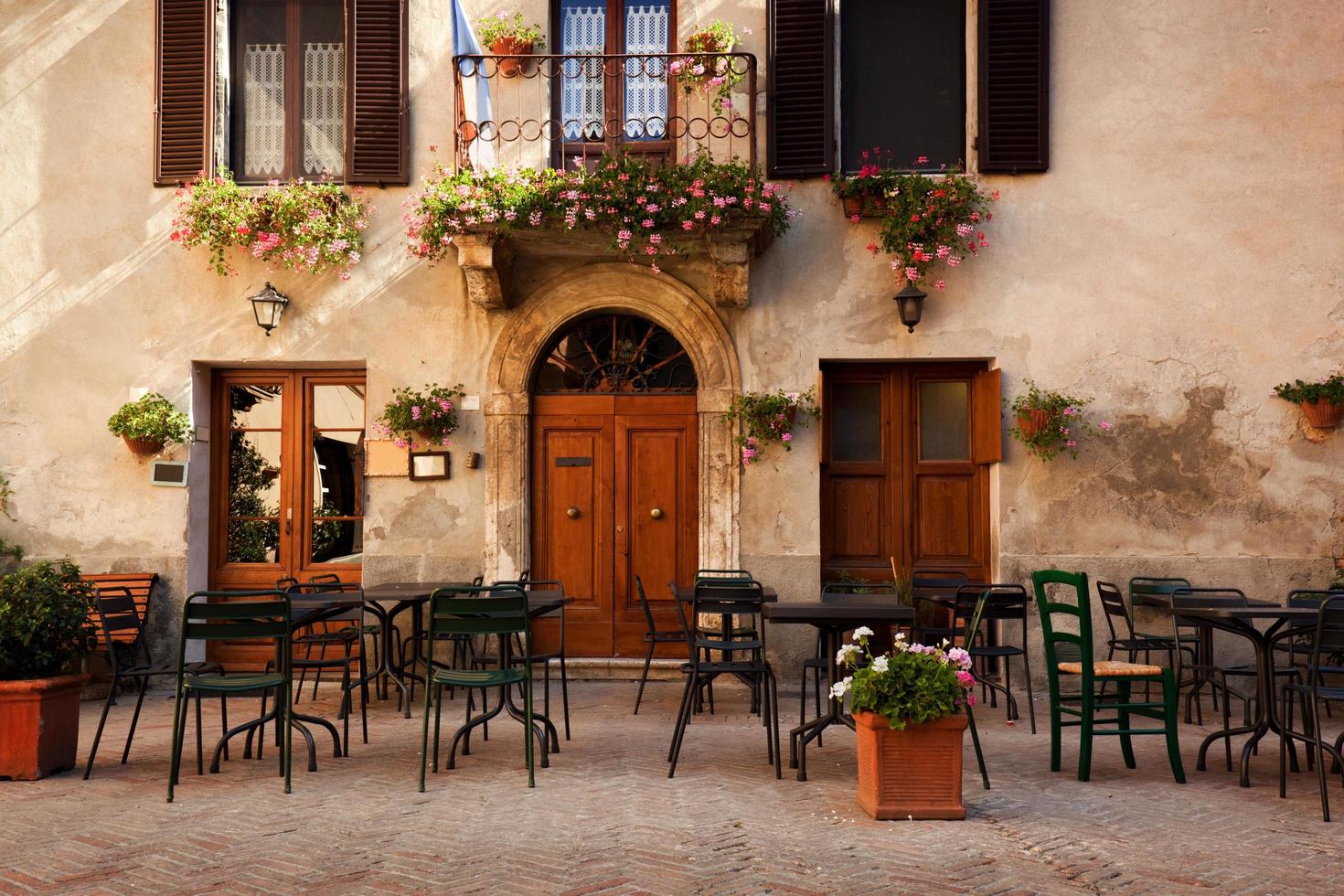 itália, 2022 - restaurante romântico retrô, café em uma pequena cidade italiana. Itália vintage foto