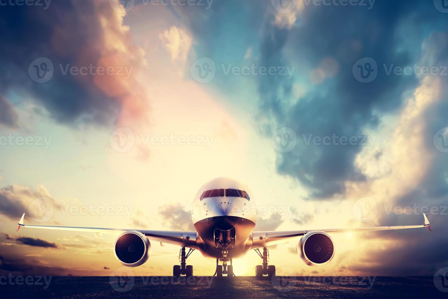 avião de passageiros decolando na pista ao pôr do sol foto