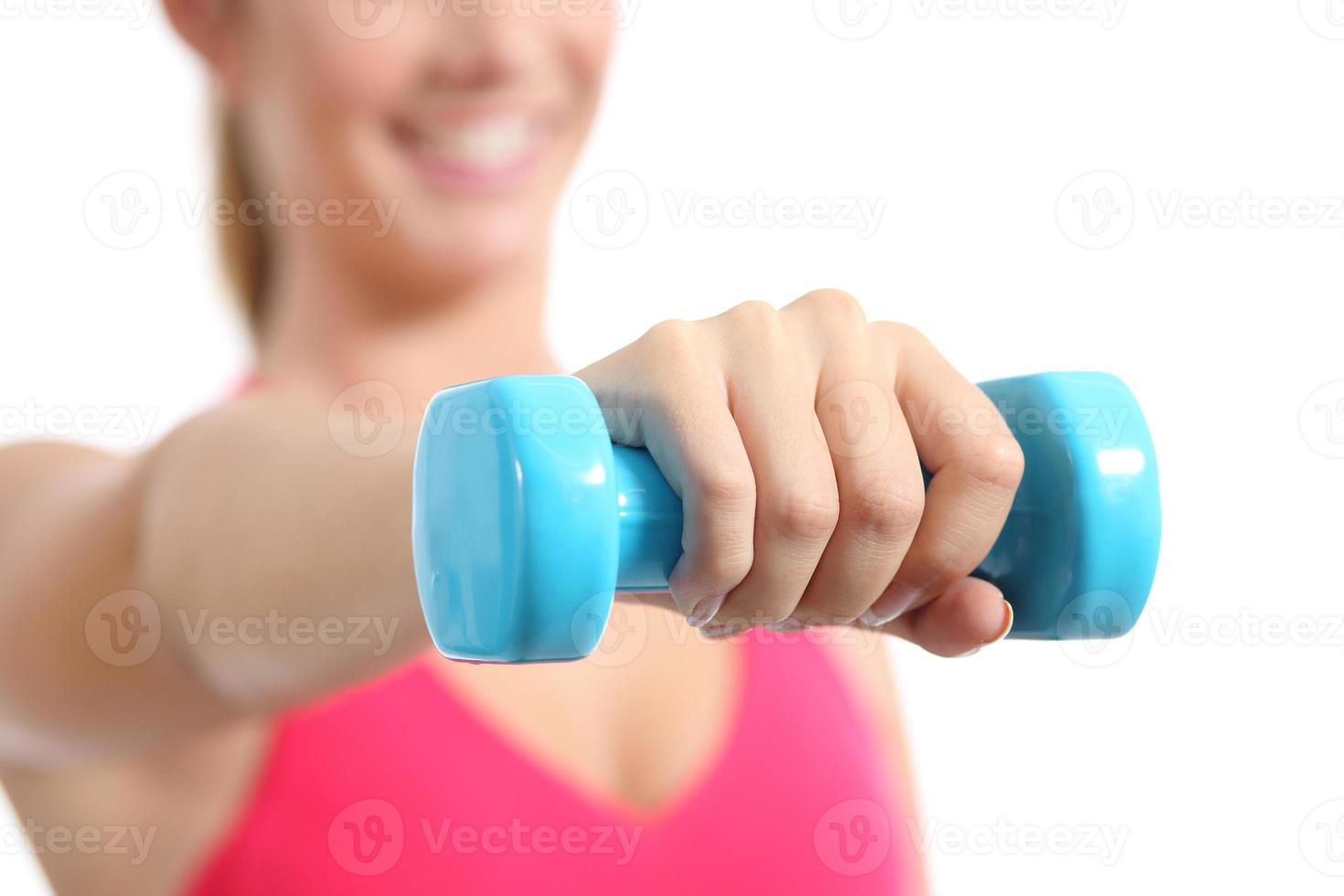 mulher de fitness levantando pesos exercitando aeróbica foto