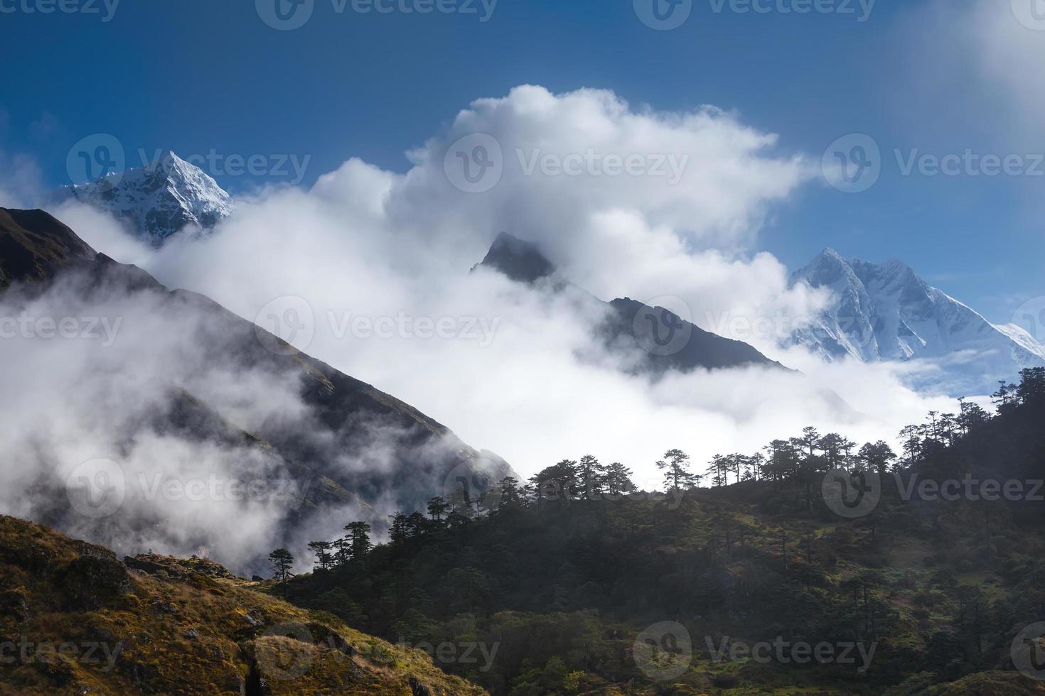 bela paisagem das montanhas do Himalaia foto