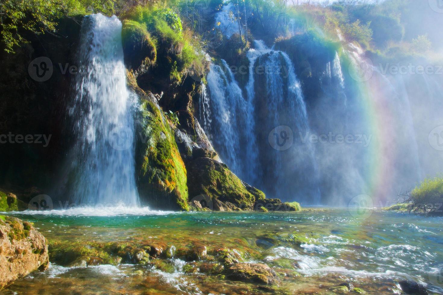 cachoeira na floresta. água cristalina. foto