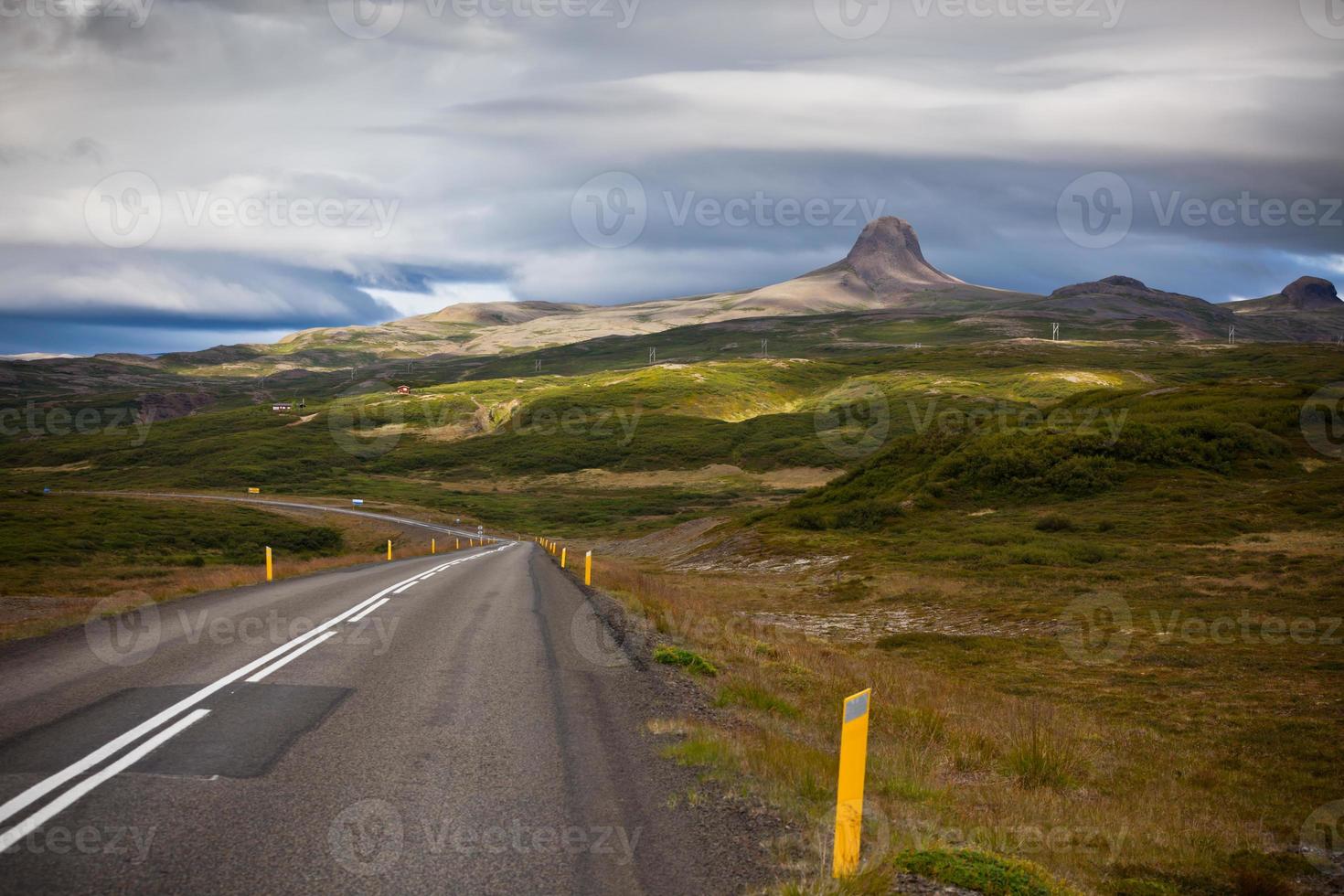 estrada através da paisagem de montanhas da islândia foto