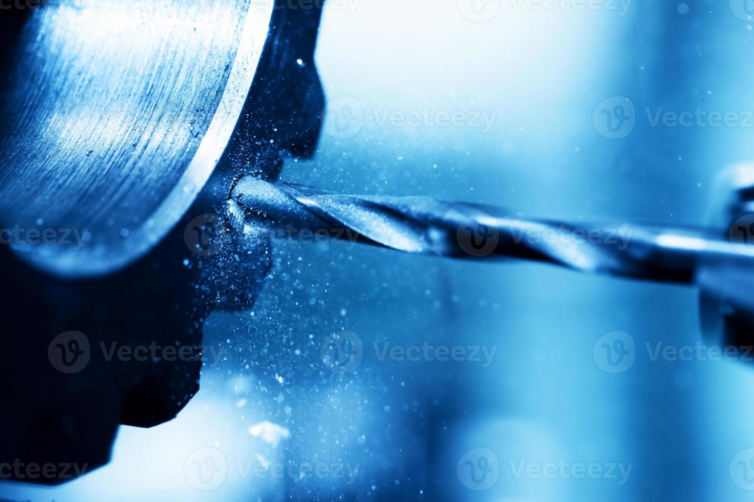 máquina de torneamento, perfuração e perfuração cnc em close-up de trabalho foto