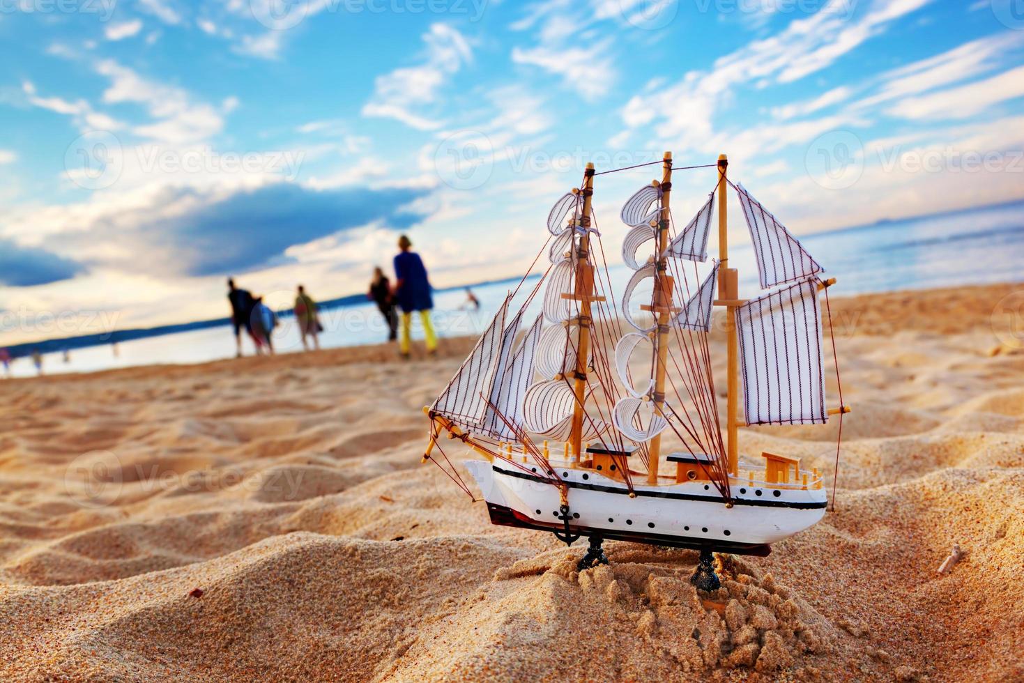 modelo de navio na praia de verão ao pôr do sol foto