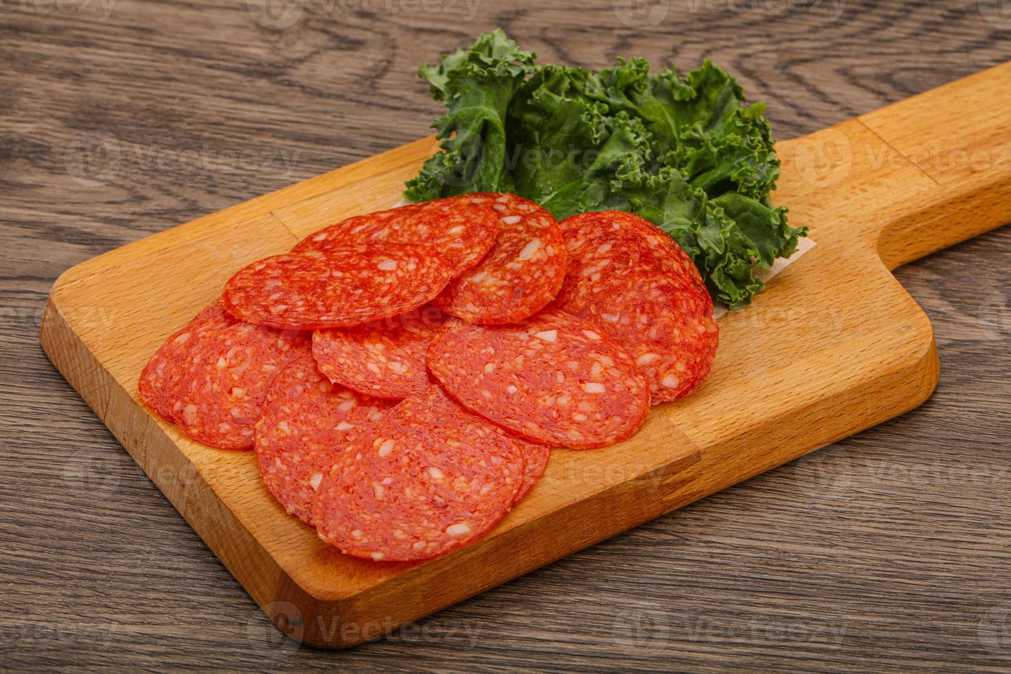 fatias de salsicha de pepperoni italiana foto