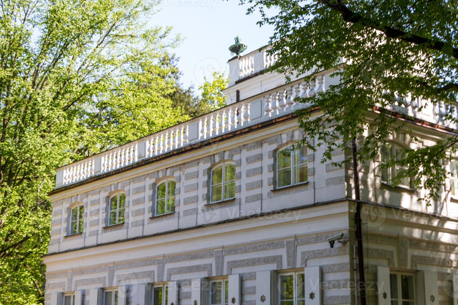 o palácio lazienki no parque lazienki, varsóvia. lazienki krolewskie. foto