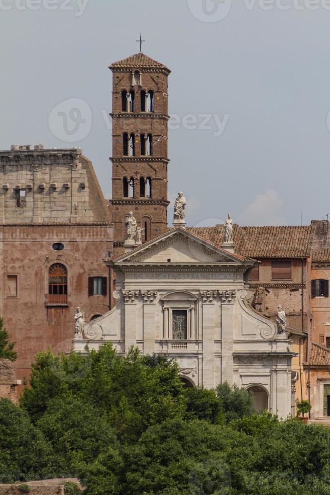 construindo ruínas e colunas antigas em roma, itália foto