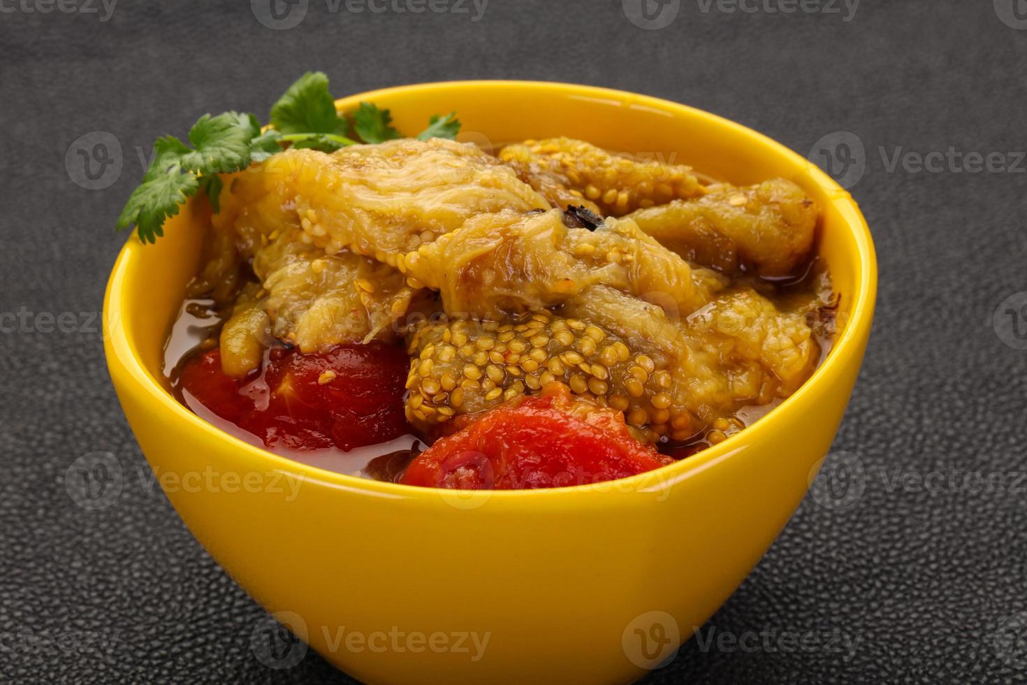 cozinha caucasiana - berinjela assada e tomate foto