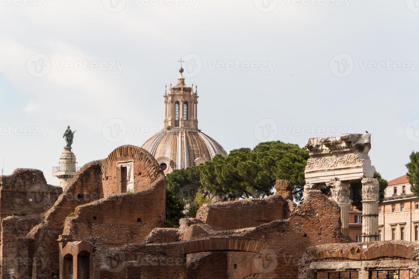 construindo ruínas e colunas antigas em roma, itália foto