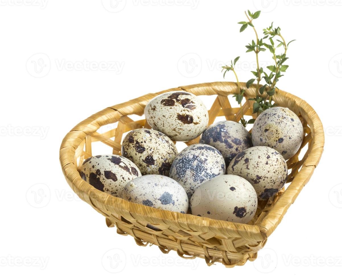 ovos de codorna em uma cesta foto
