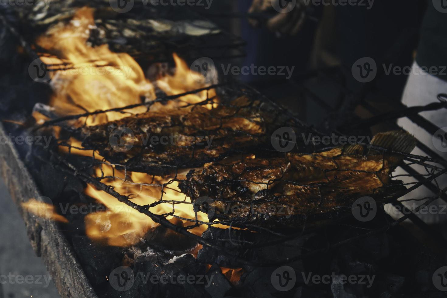 peixe grelhado com carvão para venda no mercado de comida de rua ou restaurante na indonésia foto