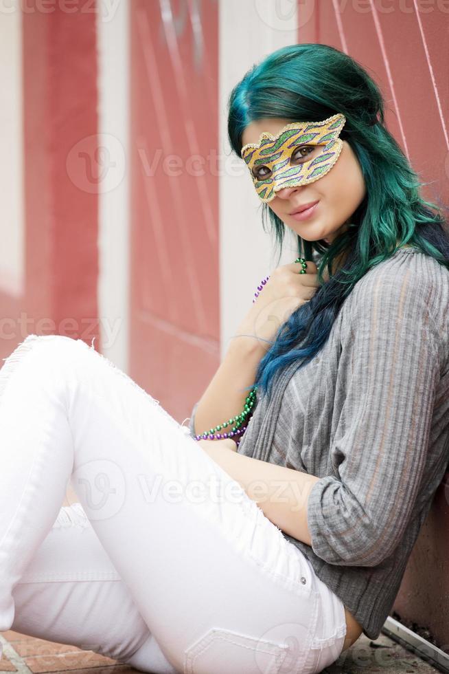 retrato de uma jovem mulher bonita com uma máscara ao ar livre foto