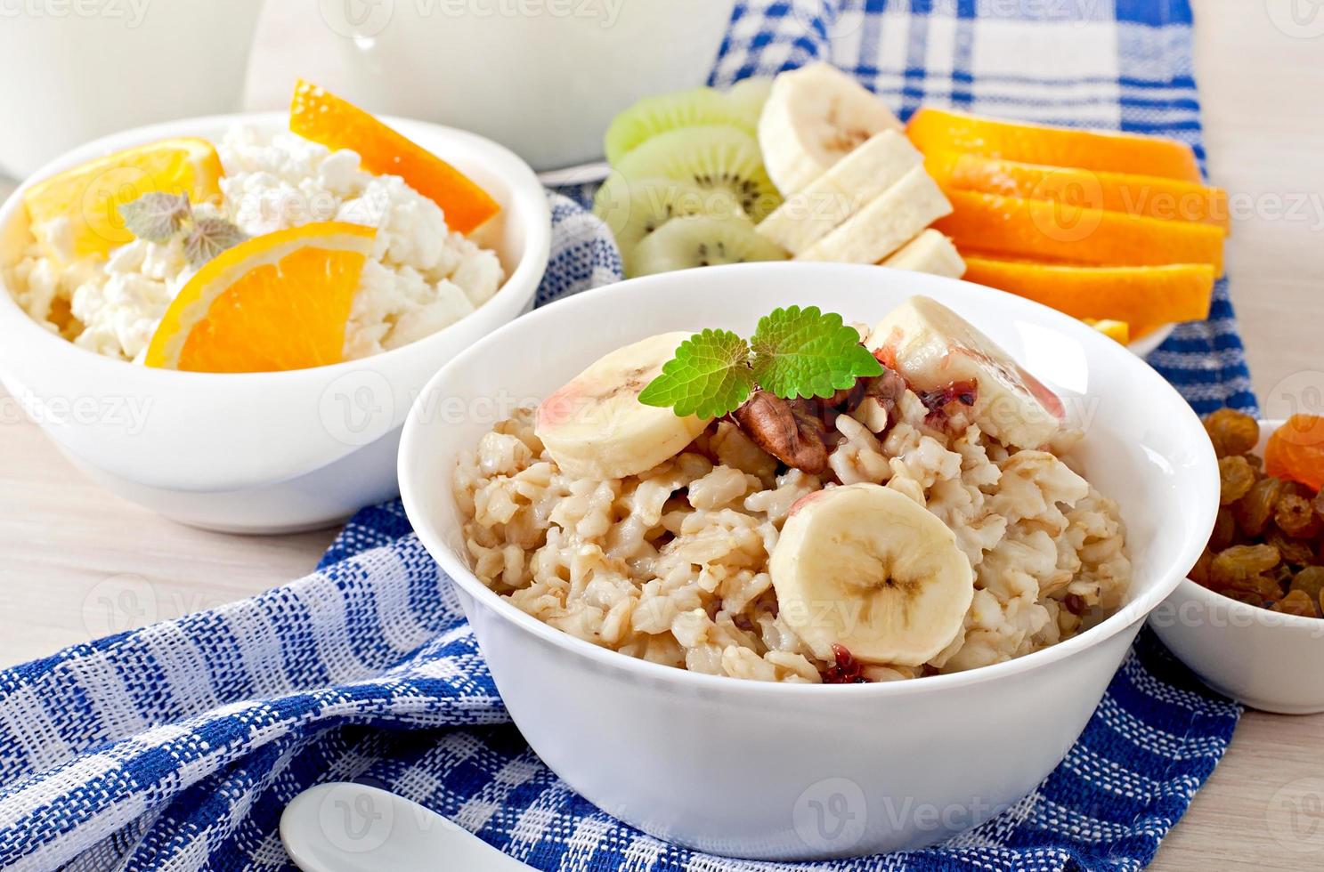 café da manhã saudável - aveia, queijo cottage, leite e frutas foto