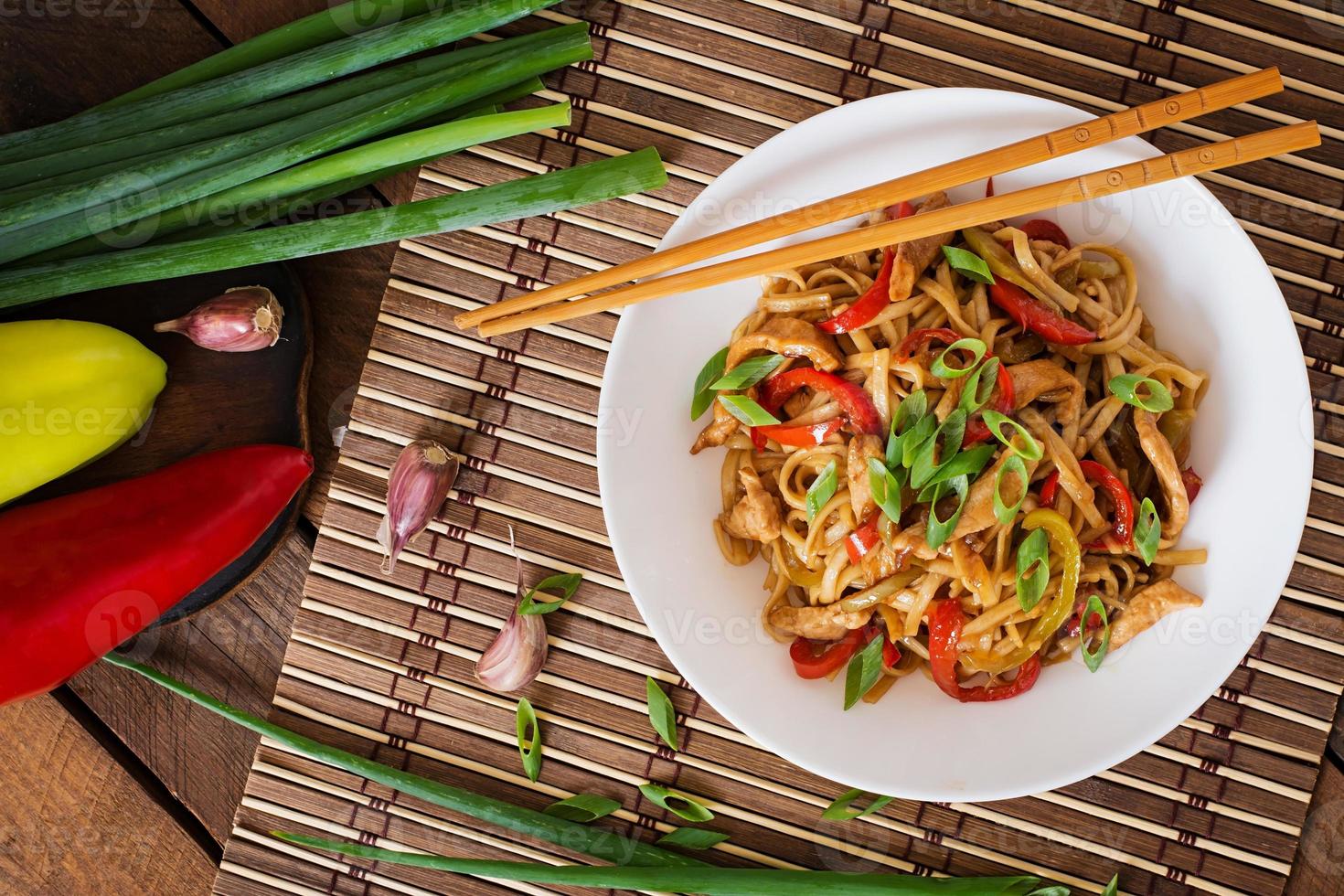 macarrão udon com frango e pimentão - culinária japonesa foto