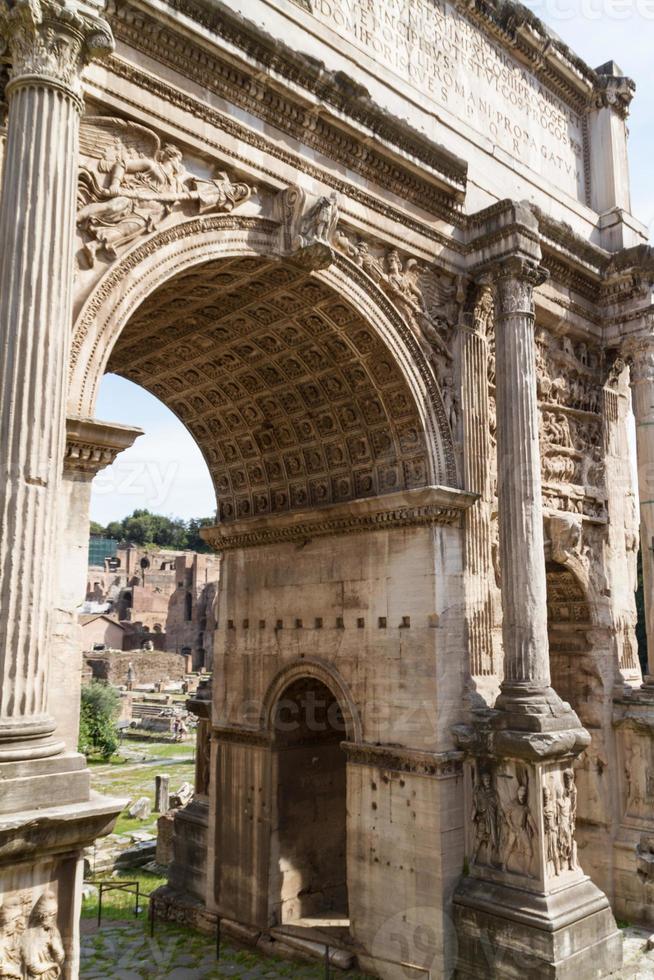 construindo ruínas e colunas antigas em roma, itália foto