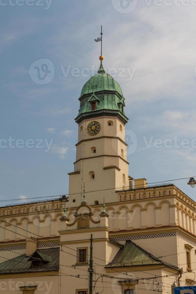 a prefeitura do século 15 em meio à praça central plac wolnica de kazimierz foto