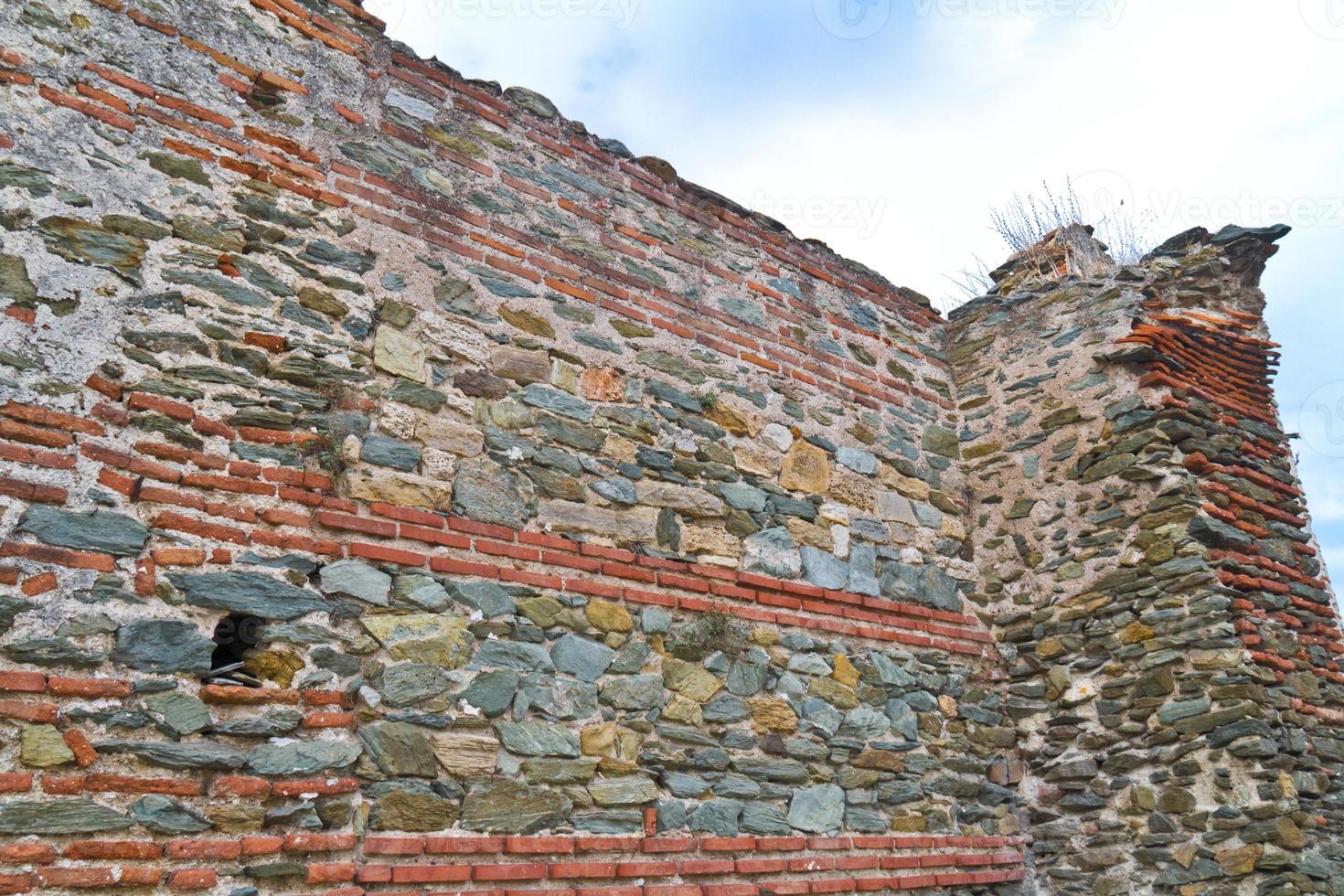 eptapyrgio a parede fortificada na cidade alta de Thessaloniki grécia foto