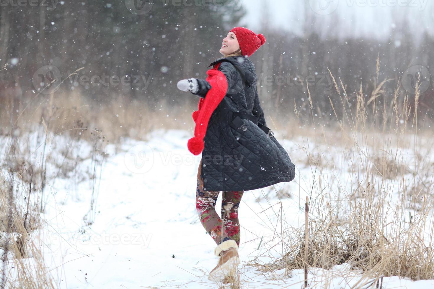 menina feliz inverno neve é executado foto