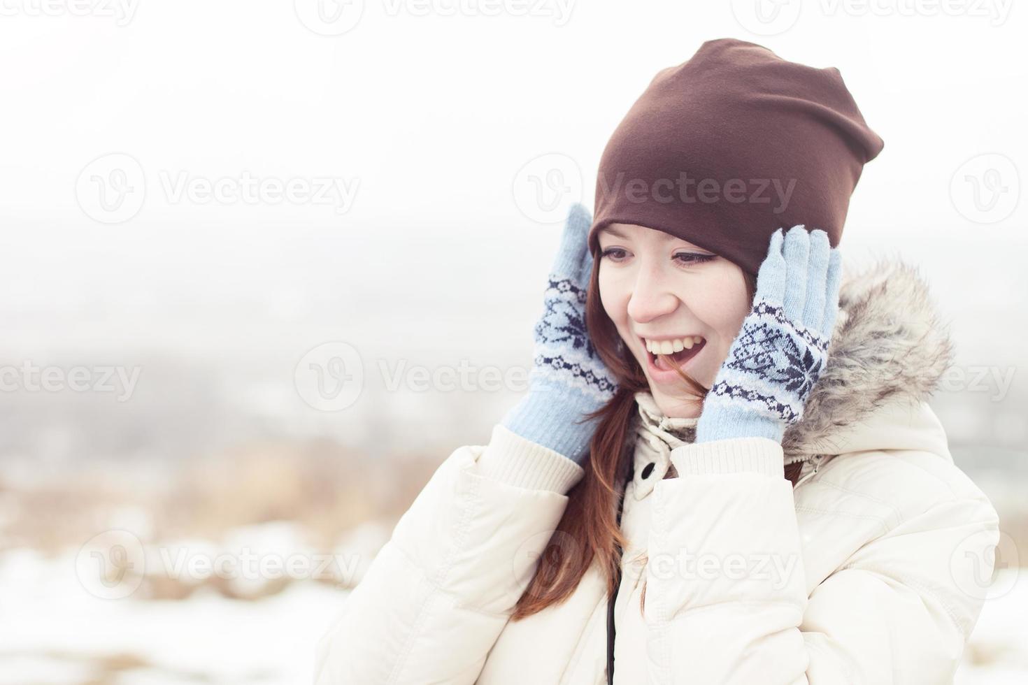 garota feliz na floresta de inverno foto