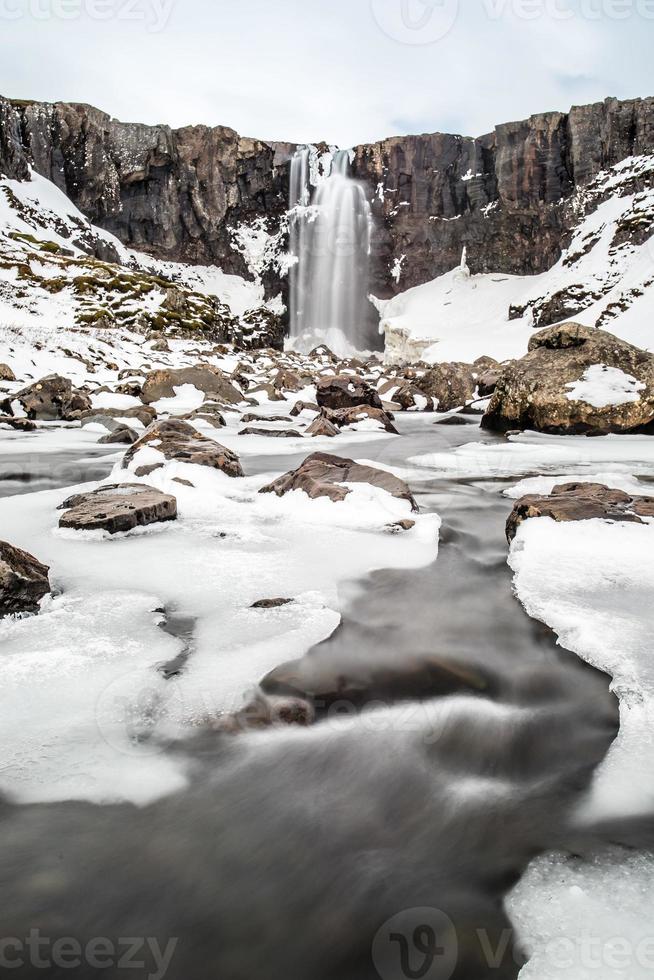 Cachoeira de inverno em borgarfjordur foto
