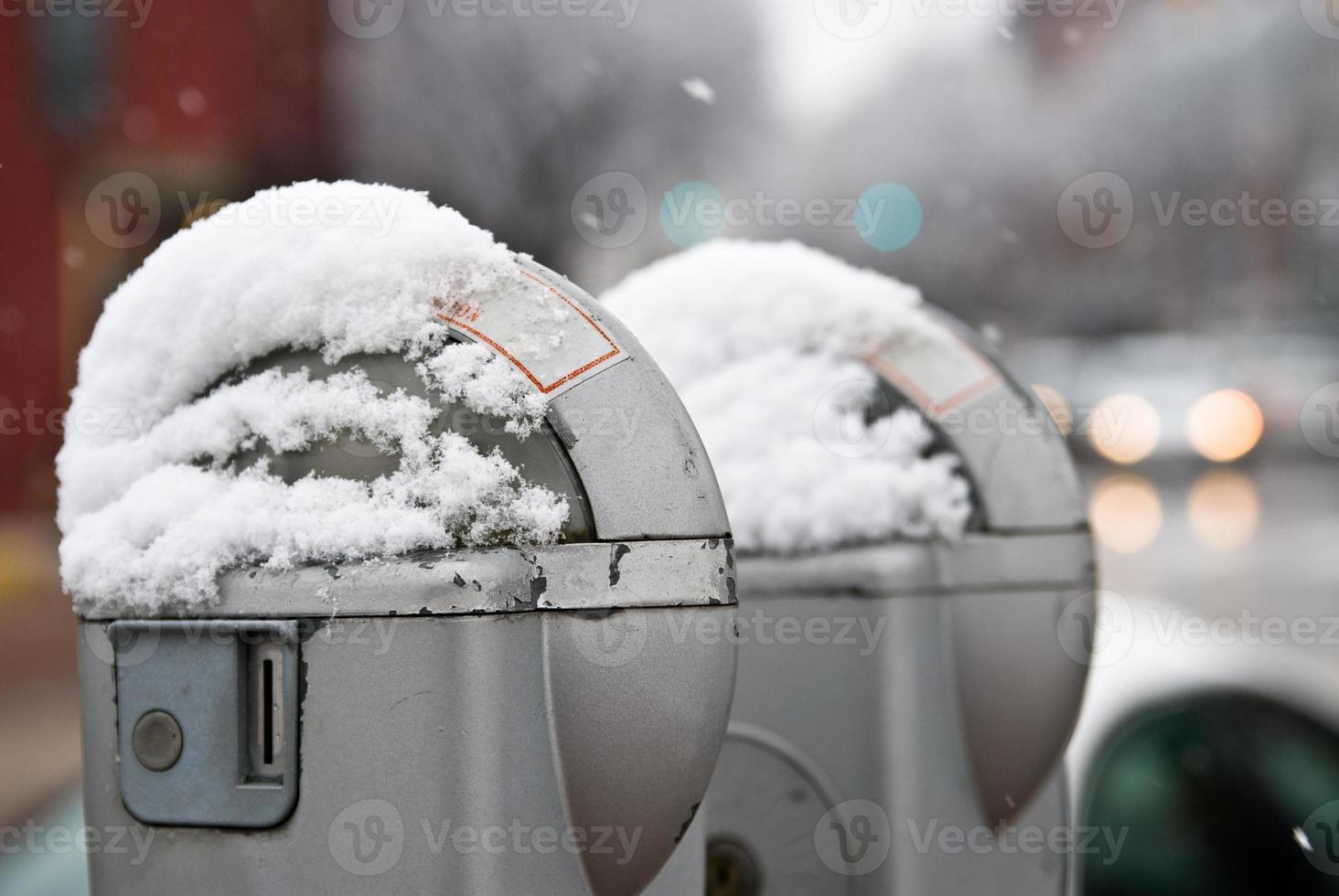 medidores de parkng no inverno foto