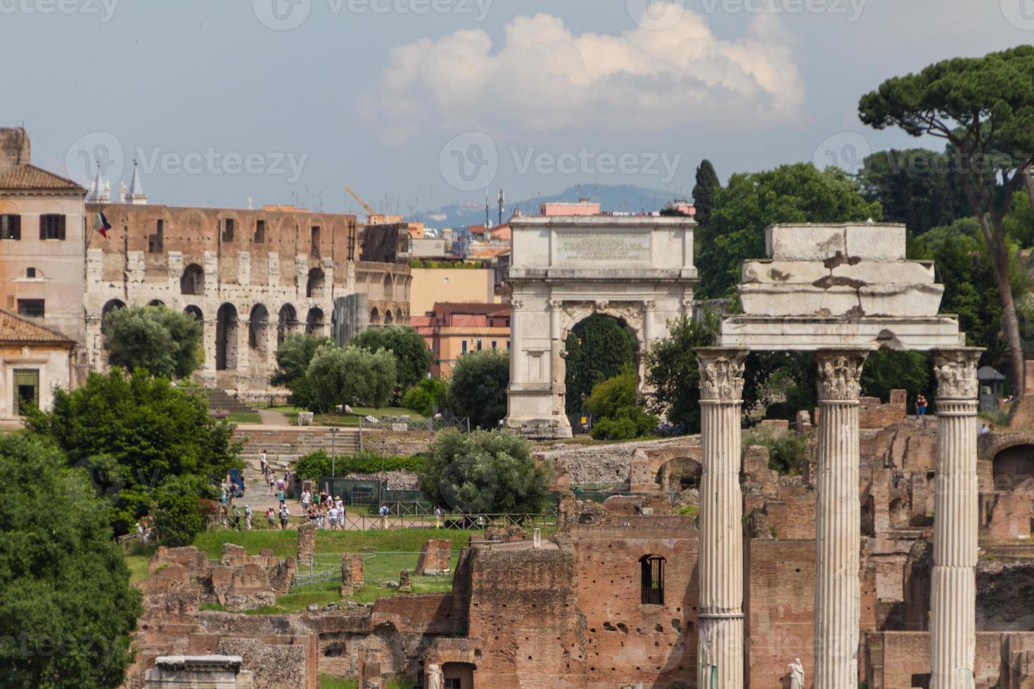 construindo ruínas e colunas antigas em roma, itália foto