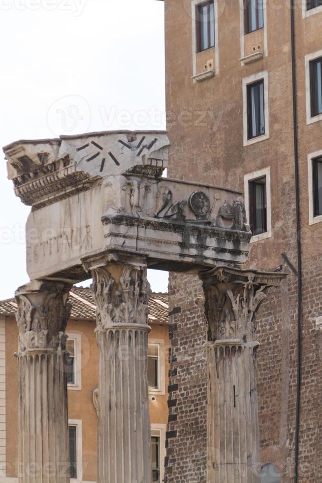 construindo ruínas e colunas antigas em roma, itália foto