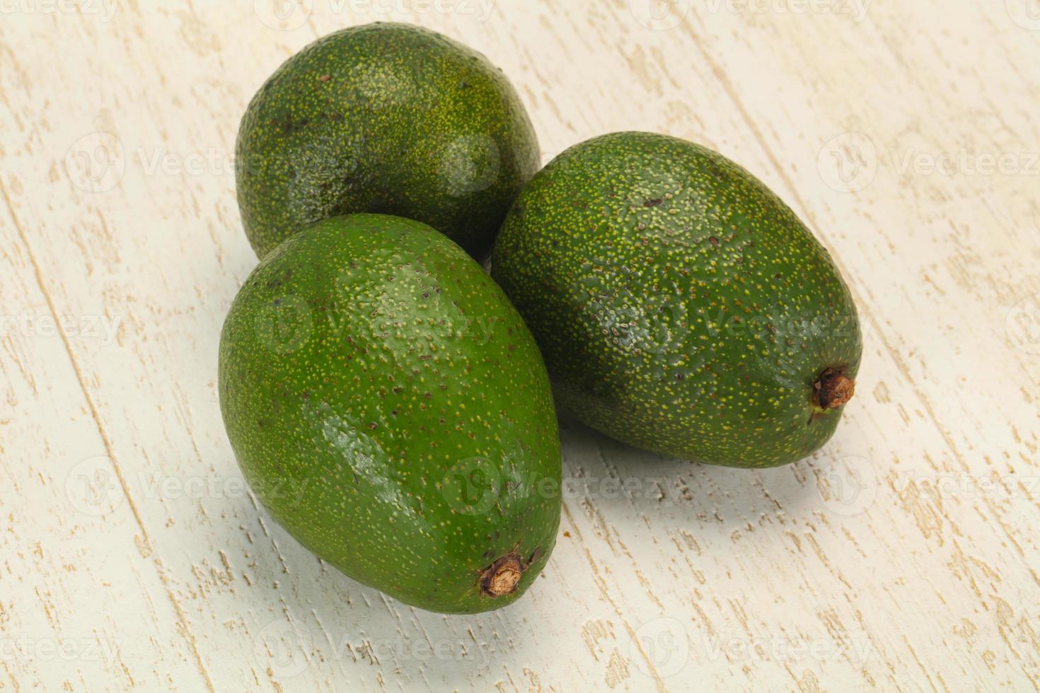 abacate dietético verde maduro - superalimento foto