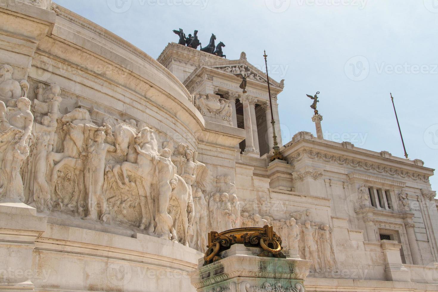 monumento equestre a victor emmanuel ii perto de vittoriano no dia em roma, itália foto