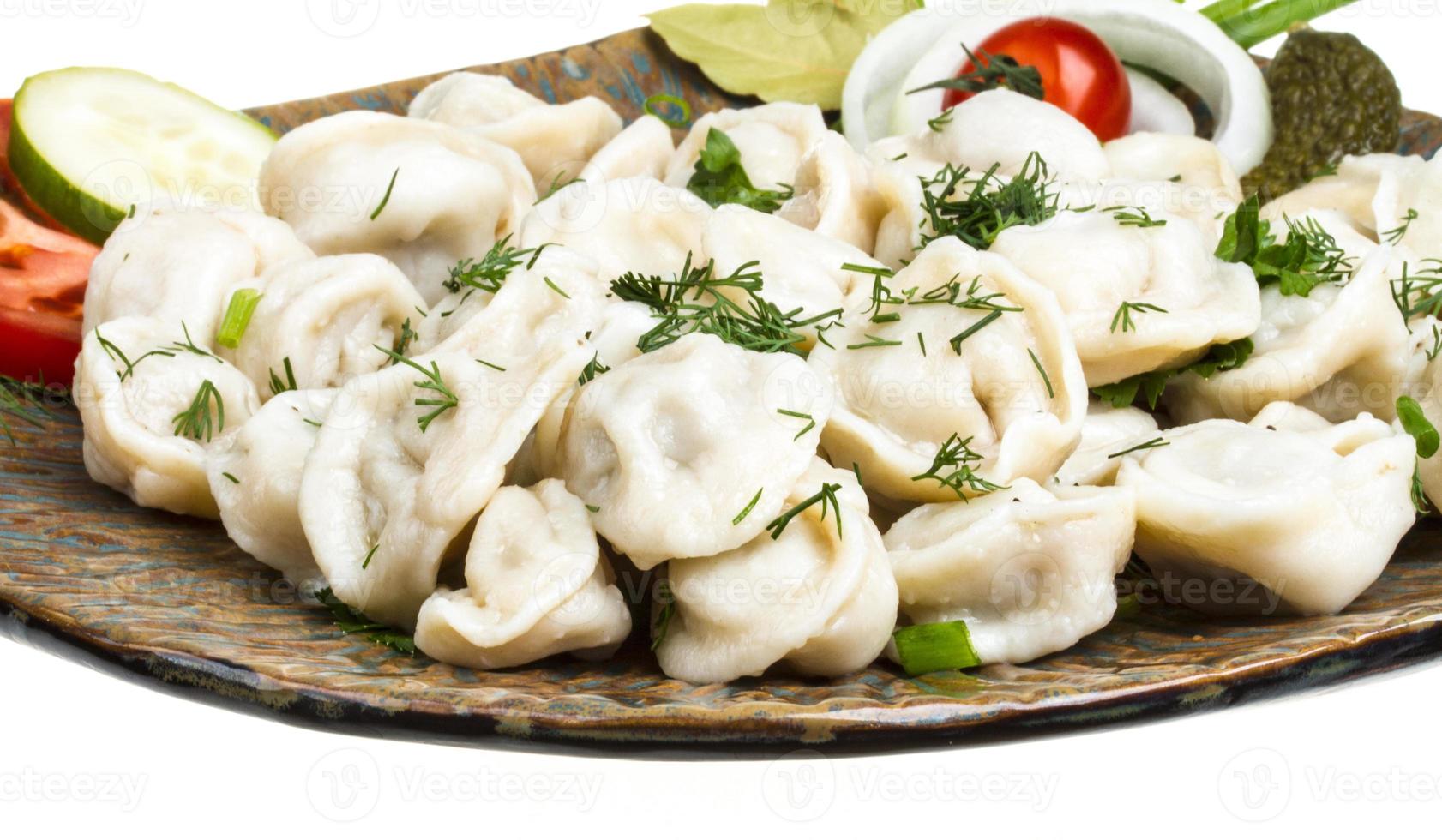 tigela com prato tradicional russo - pelmeni foto