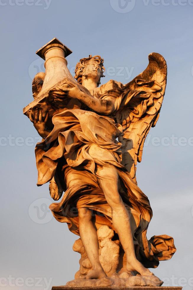 estátua na ponte de san't angelo em roma foto