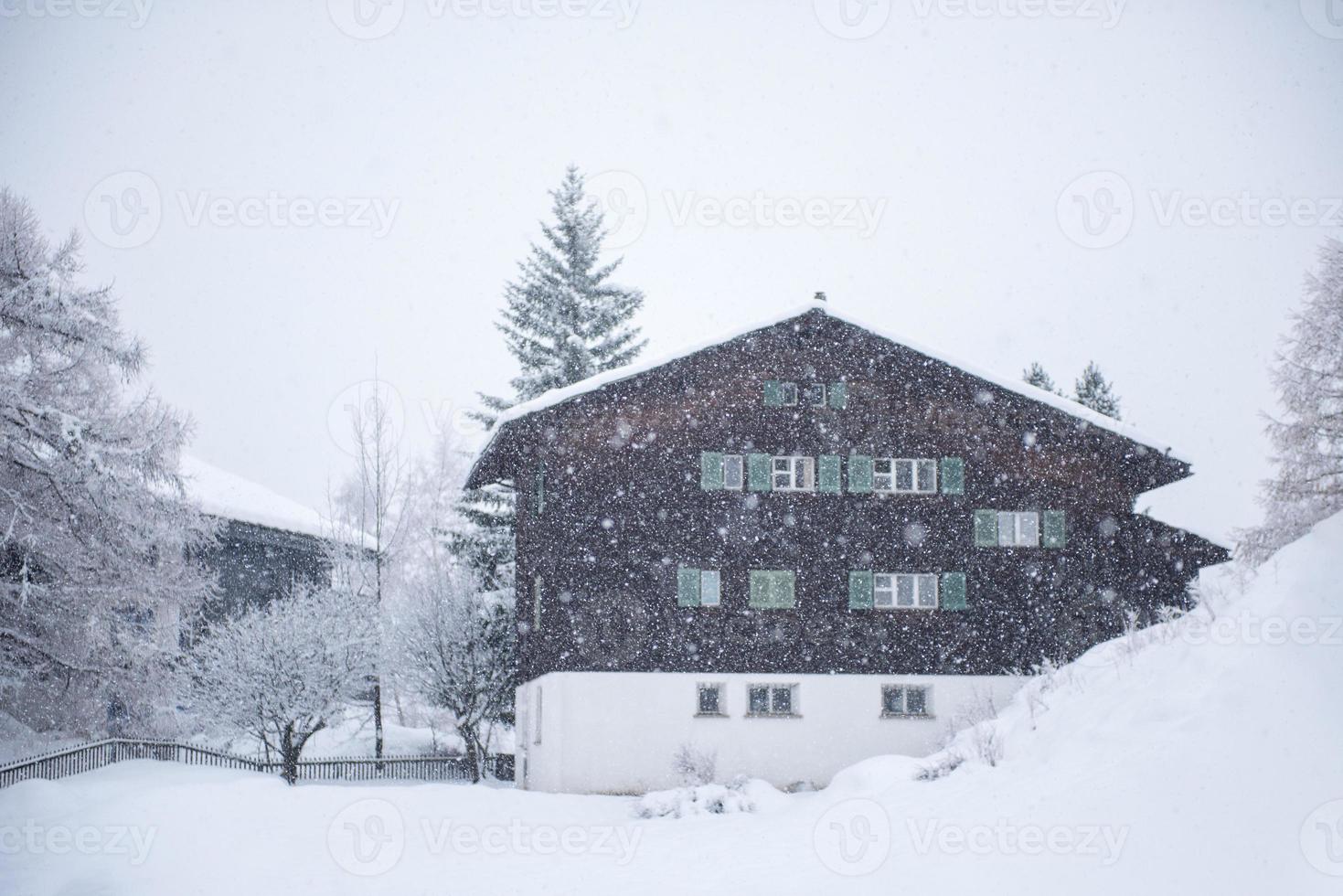 casa de montanha em tempestade de neve foto