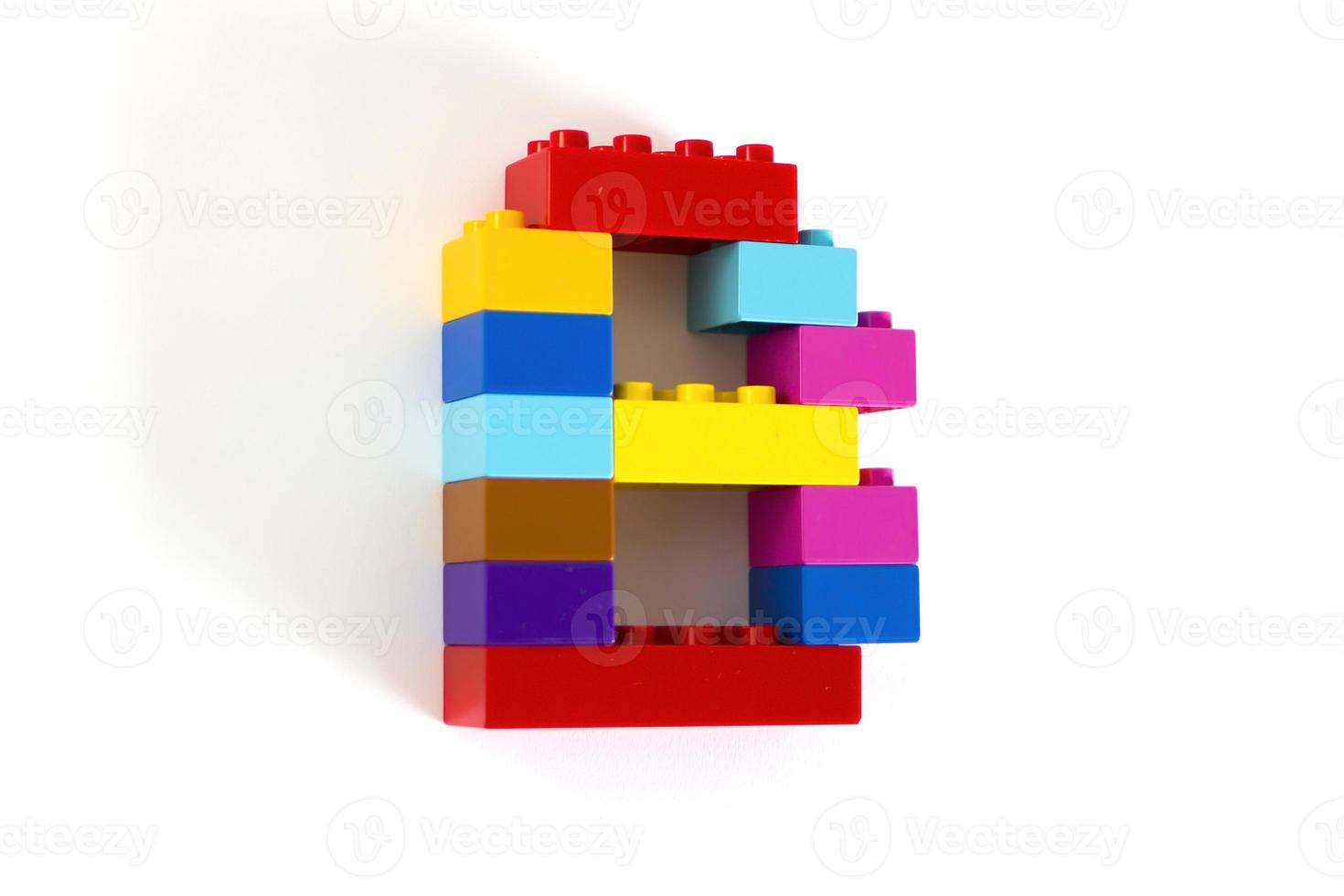 letra b de tijolo de brinquedo colorido foto