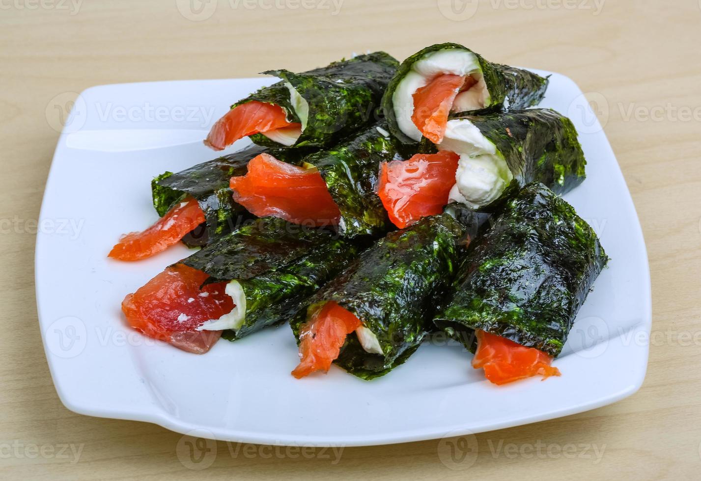 rolo com salmão e queijo foto