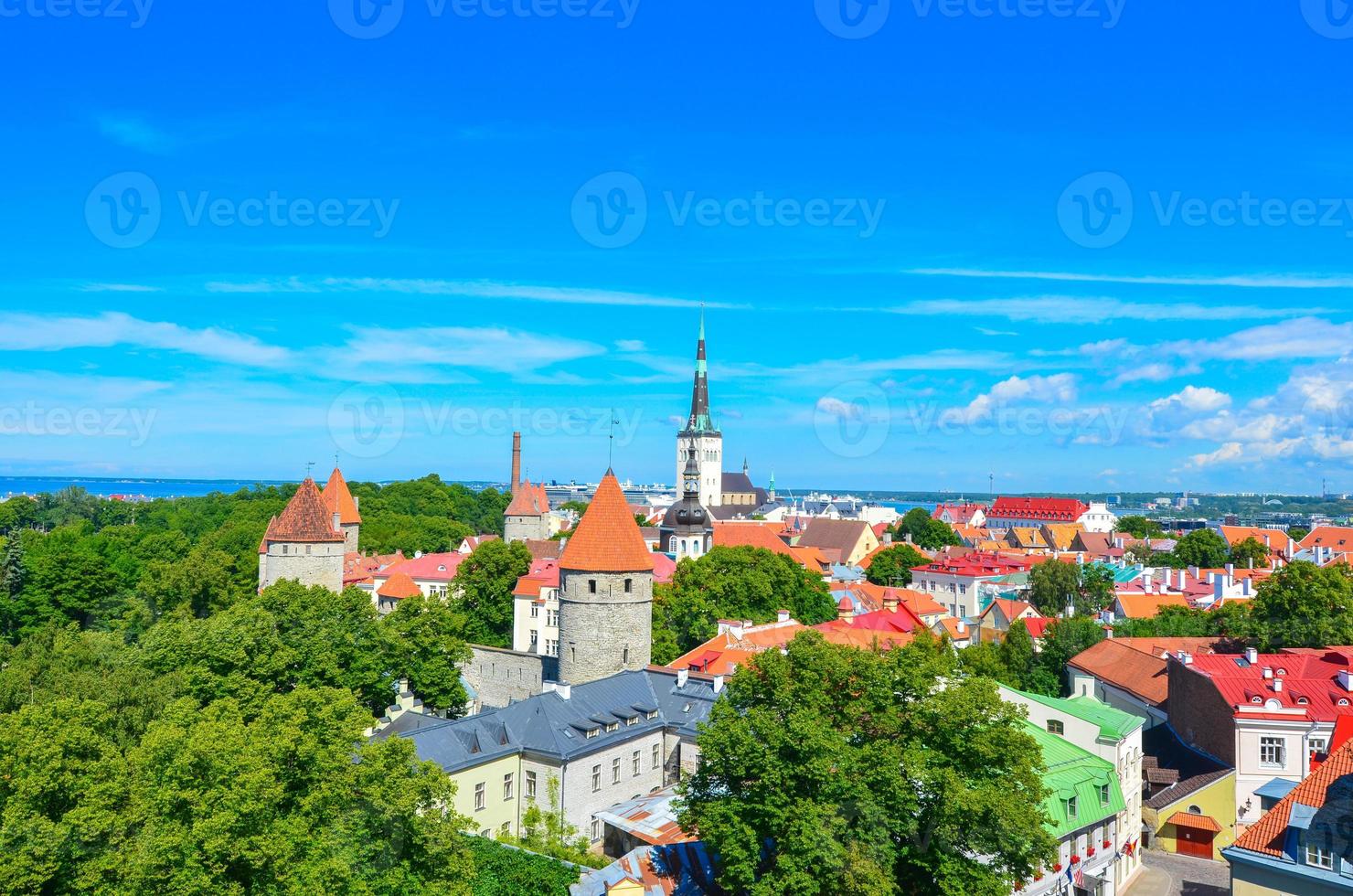 vista do horizonte da cidade de tallinn foto