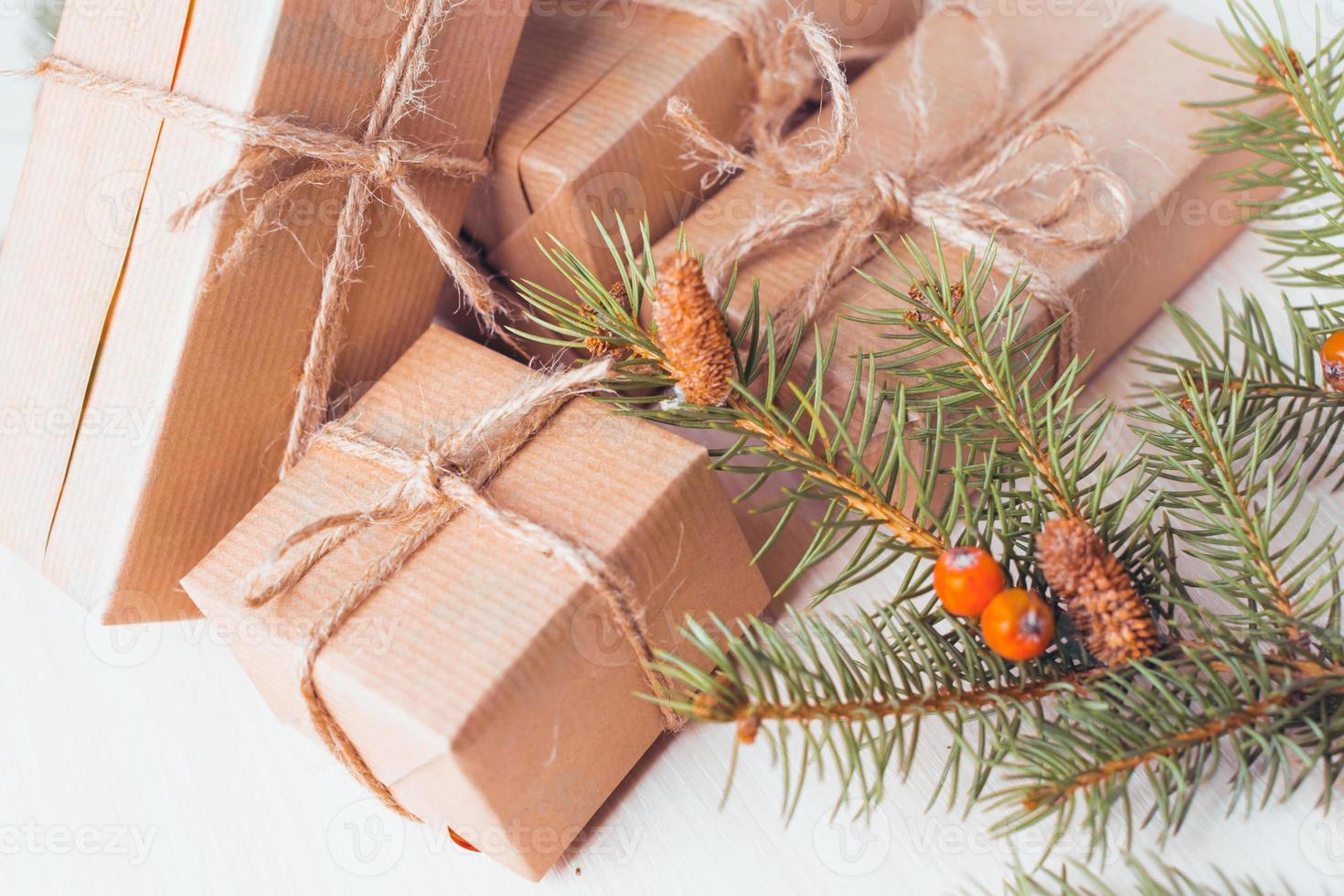 caixas de presente com fitas e decoração de natal foto