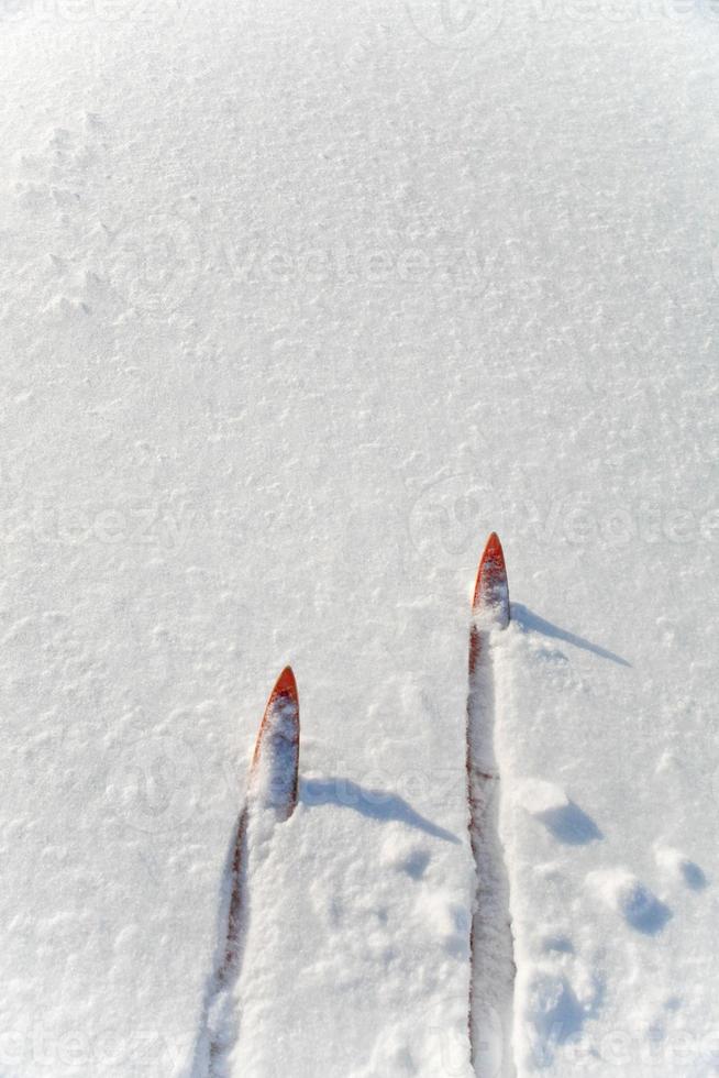 esqui cross country em um dia ensolarado de inverno foto