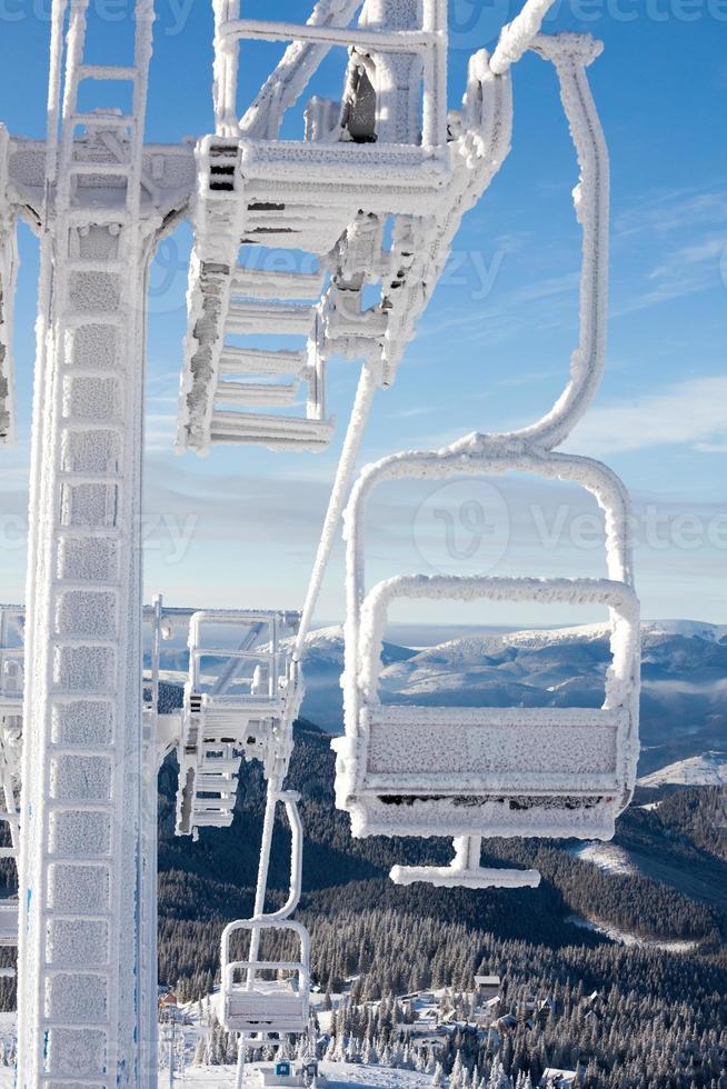 elevador de cadeira congelada no resort de neve nas montanhas de inverno foto