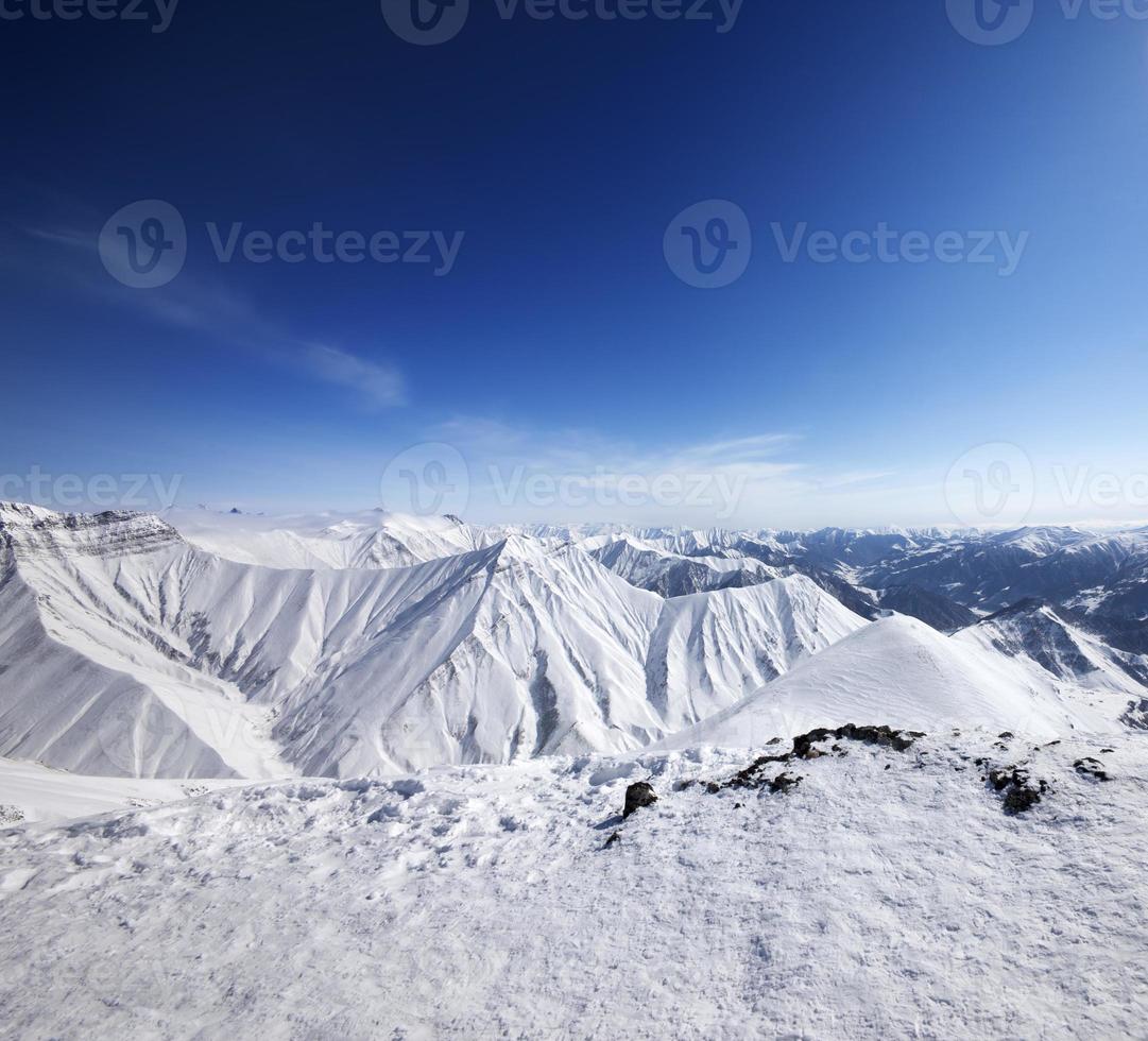 montanhas nevadas de inverno e céu azul foto