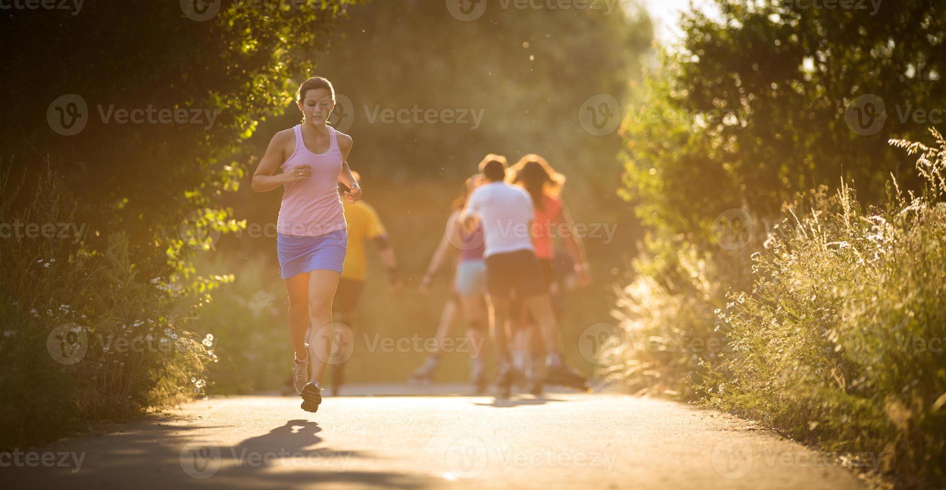 jovem mulher correndo ao ar livre foto