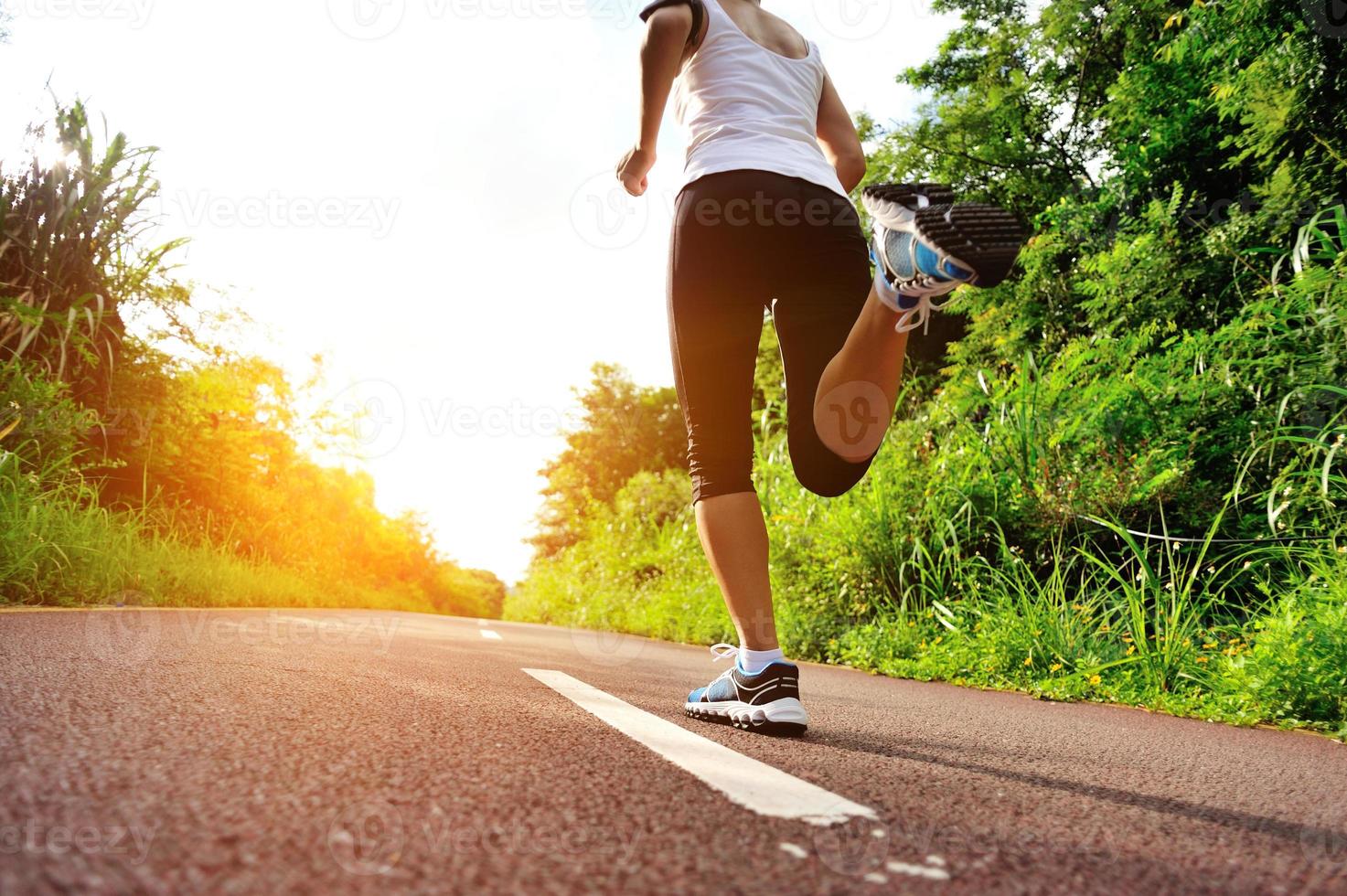 atleta corredor correndo trilha de manhã foto