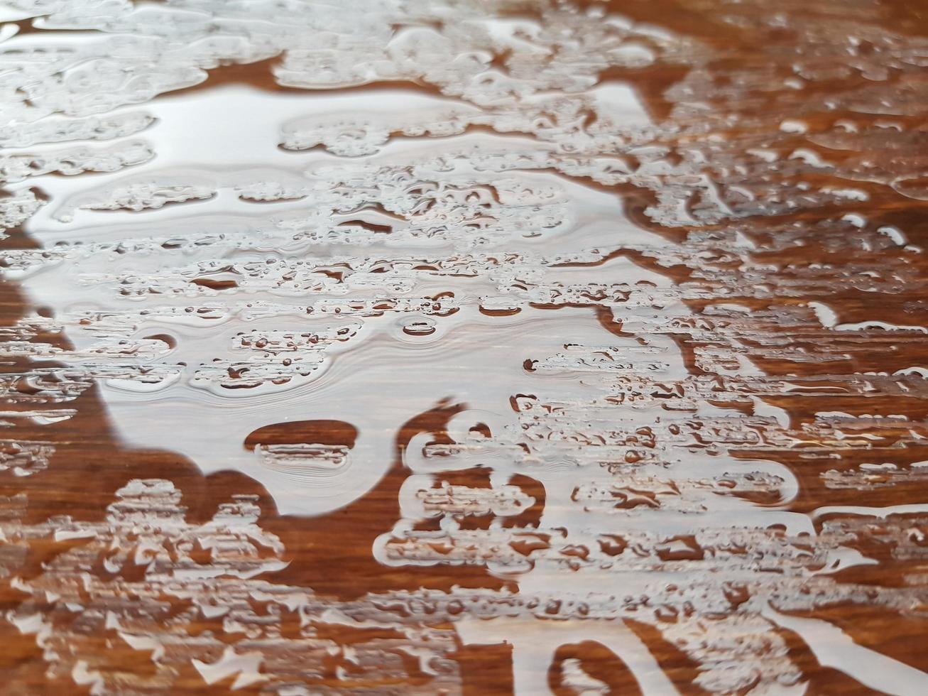gota de água molhada no piso de madeira foto