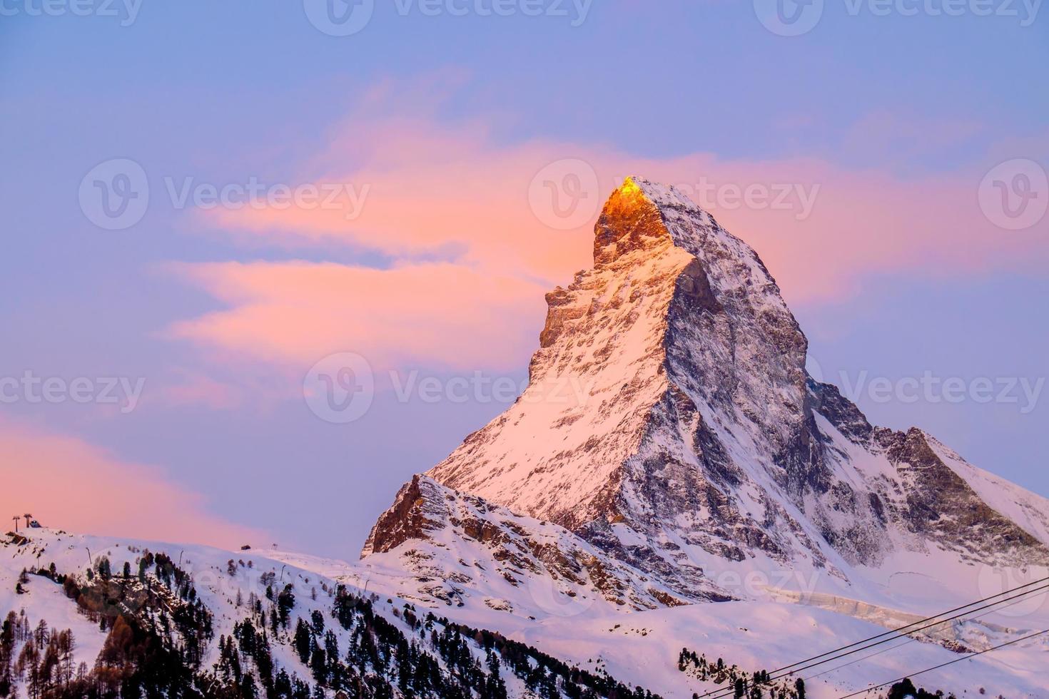 incrível matterhorn com cidade de zermatt, suíça foto