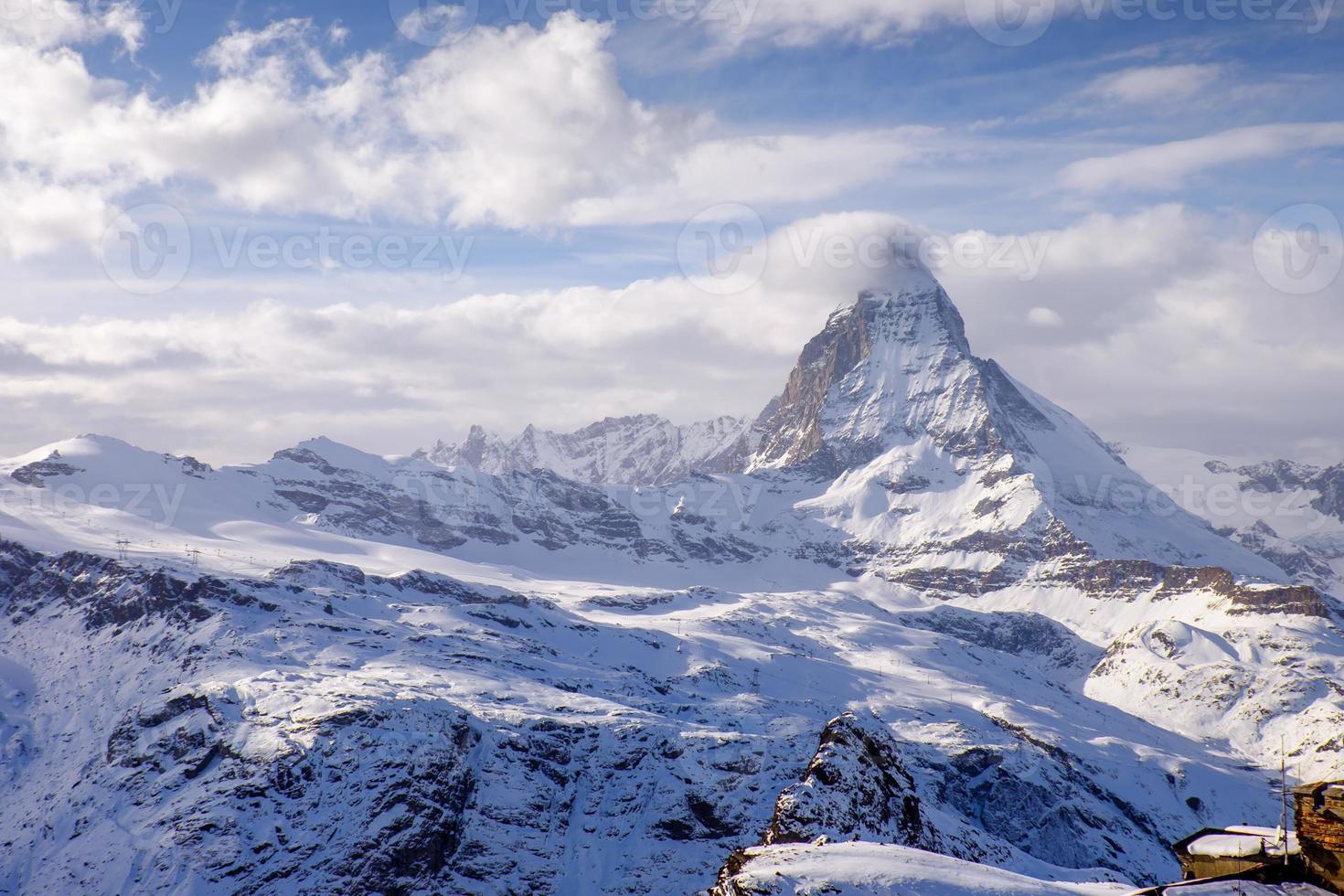 incrível matterhorn com cidade de zermatt, suíça foto