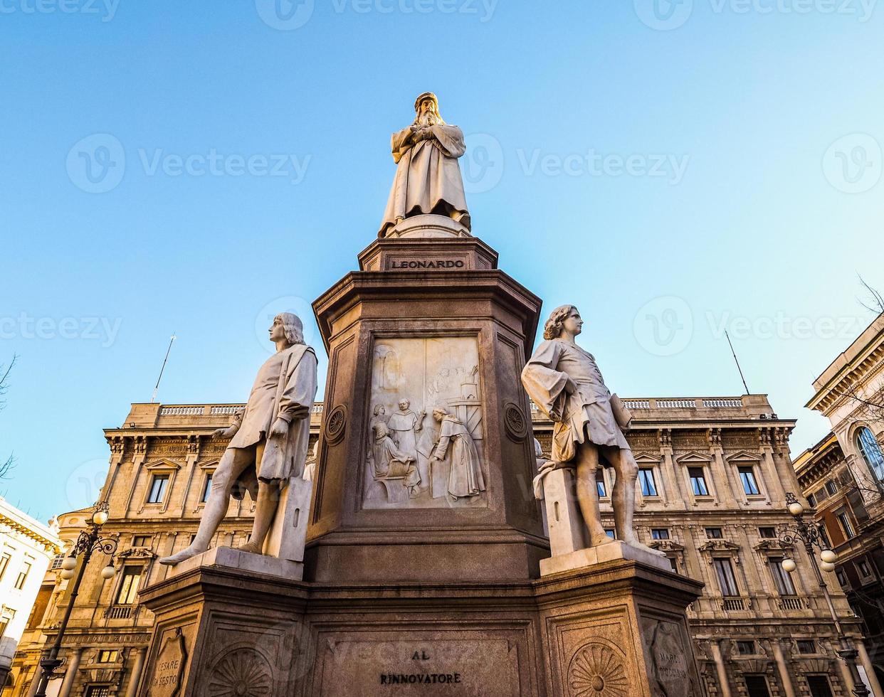 hdr leonardo da vinci monumento em milão foto