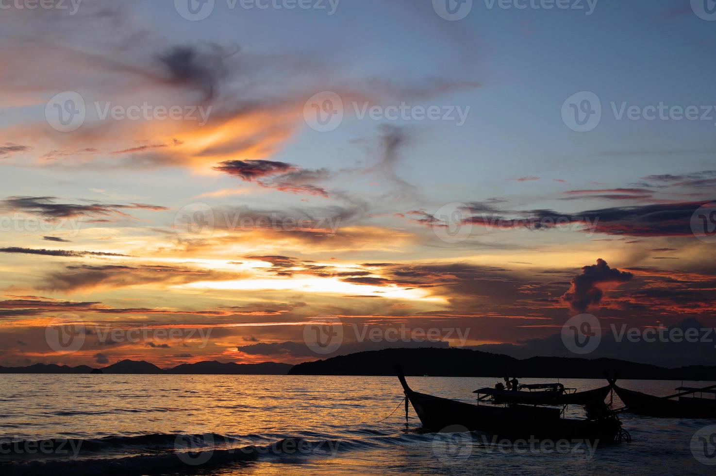 pôr do sol no mar de andaman, praia de ao nang, tailândia. foto