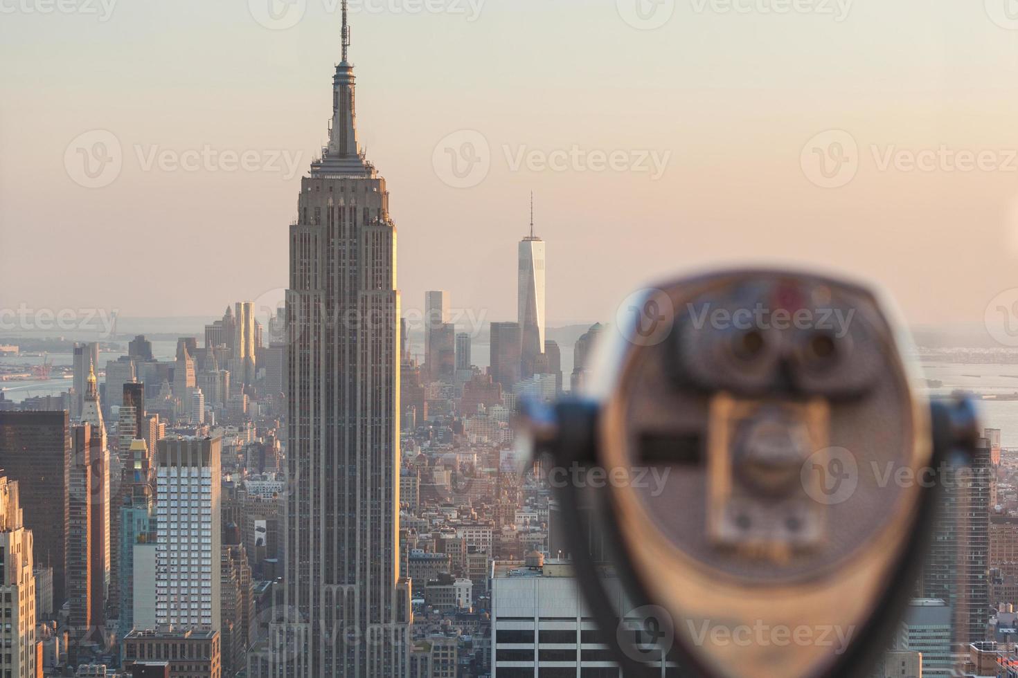 binóculo com arranha-céus de Nova York em fundo ao pôr do sol foto